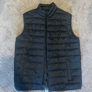 NWT Men’s black puffer vest!